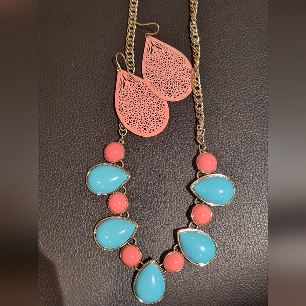 Teardrop necklace and earring set